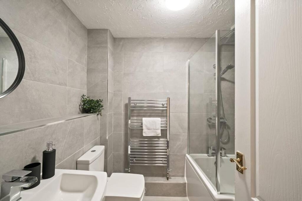Cosy & Modern Property In - Sleeps Up To 5 * Londres