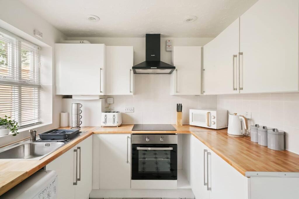 Cosy & Modern Property In - Sleeps Up To 5 Appartement *